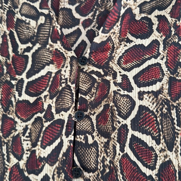 Lightweight fun and flirty short dress. Wear with boots or leggings any season. - Picture 5 of 6